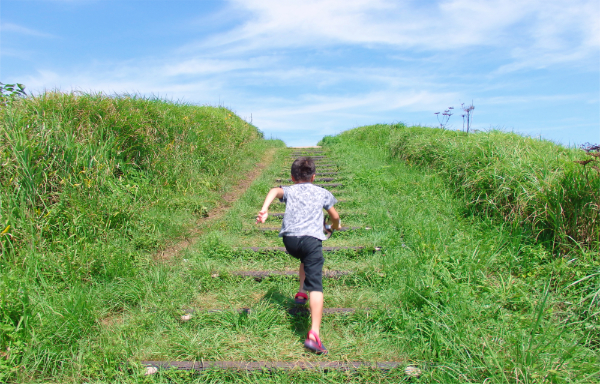 山道を駆け上がる子供