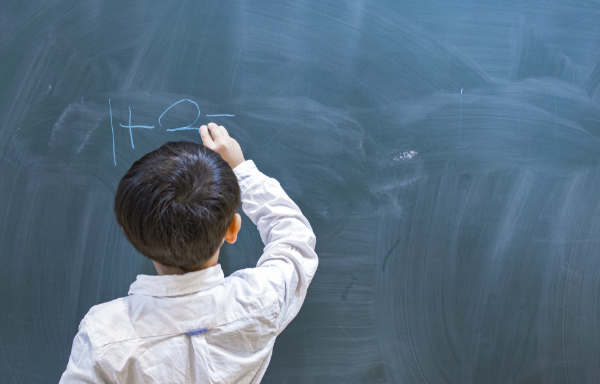 山道を駆け上がる子供